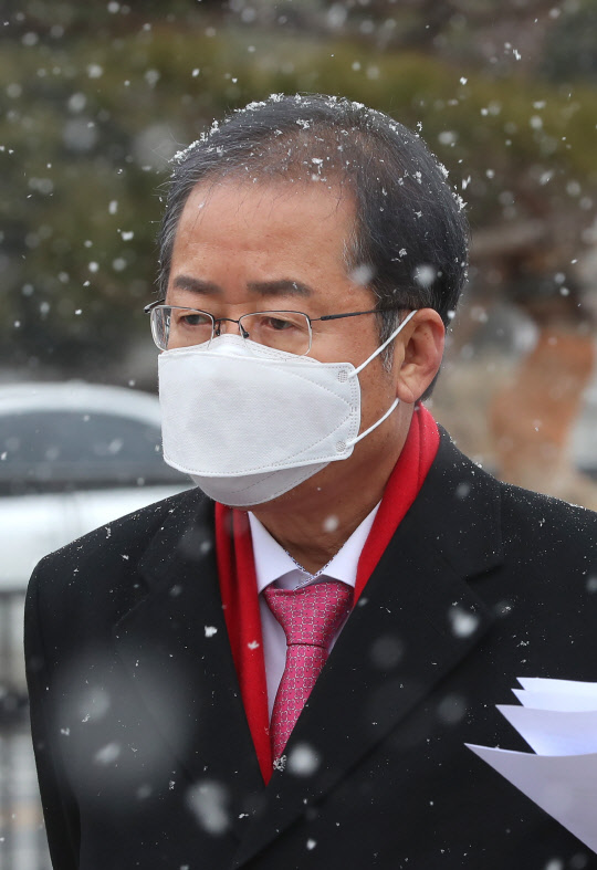 발언 경청하는 홍준표  무소속 홍준표 의원이 12일 오후 청와대 분수대 앞에서 열린 '폭정종식 민주쟁취 비상시국연대' 공동대표단 기자회견에서 장기표 공동대표의 발언을 경청하고 있다. 연합